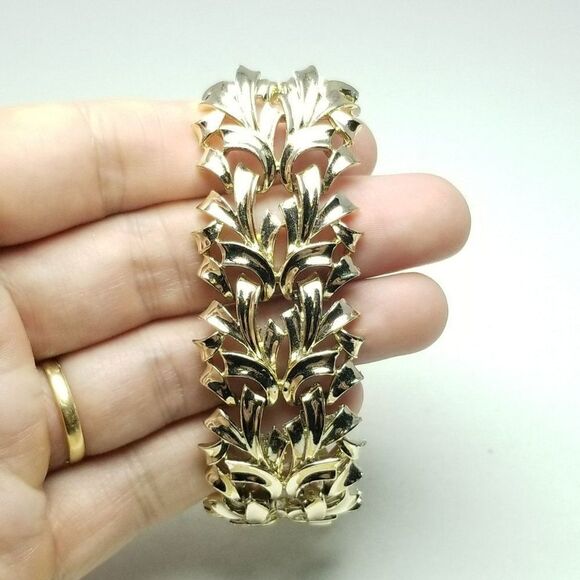 Vintage Coro Pegasus Wide Gold Tone Panel Bangle Bracelet, Stacking Signed - Picture 4 of 6